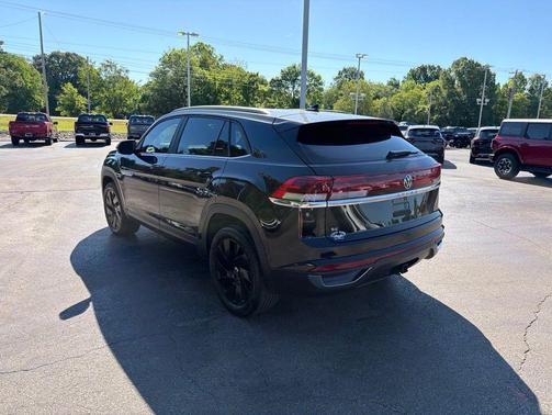 Deep Black Pearl 2024 Volkswagen Atlas Cross Sport 2.0T SE w/Technology