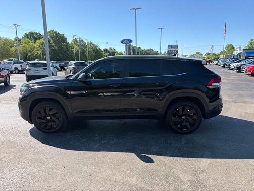 Deep Black Pearl 2024 Volkswagen Atlas Cross Sport 2.0T SE w/Technology