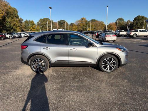 Iconic Silver Metallic 2021 Ford Escape SE