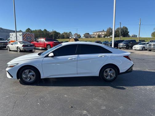 2025 Hyundai ELANTRA SE