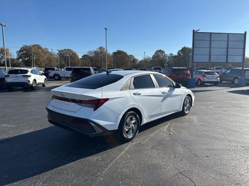 2025 Hyundai ELANTRA SE