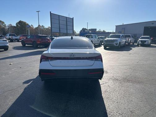 2025 Hyundai ELANTRA SE