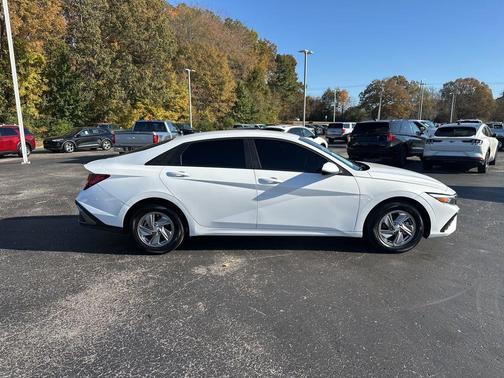 2025 Hyundai ELANTRA SE