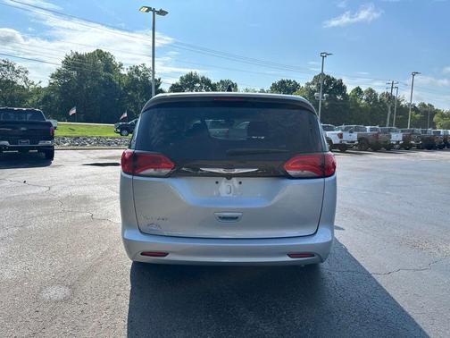 Silver Mist Clearcoat 2023 Chrysler Voyager LX