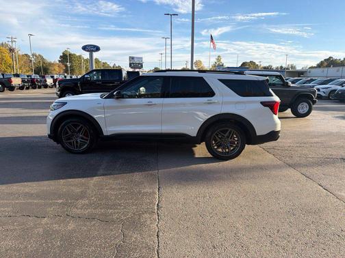 Star White Metallic Tri-Coat 2025 Ford Explorer ST-Line