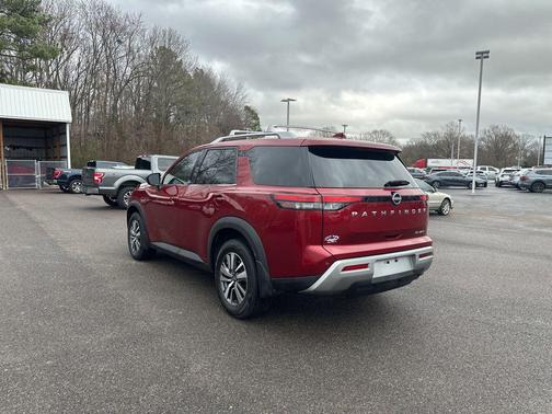 2023 Nissan Pathfinder SL 4WD