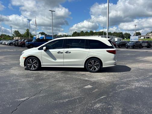 White Diamond Pearl 2018 Honda Odyssey Elite