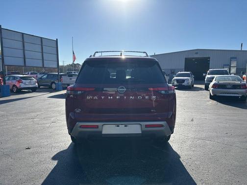2024 Nissan Pathfinder SL FWD
