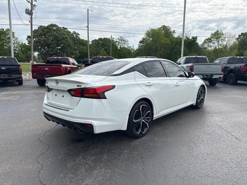 Pearl White Tricoat 2023 Nissan Altima SR FWD