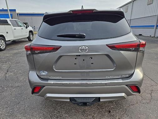 2025 Toyota Highlander Platinum