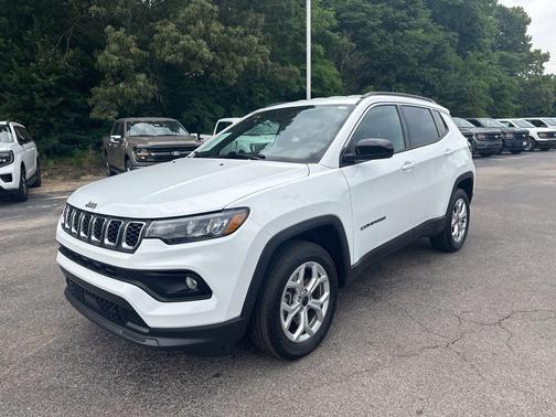 Bright White Clearcoat 2025 Jeep Compass Latitude
