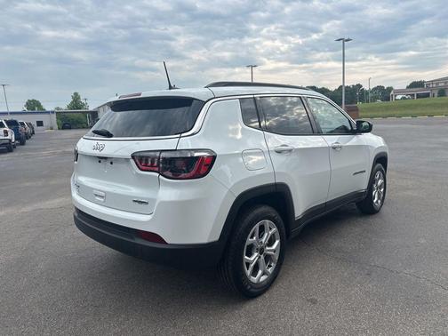 Bright White Clearcoat 2025 Jeep Compass Latitude