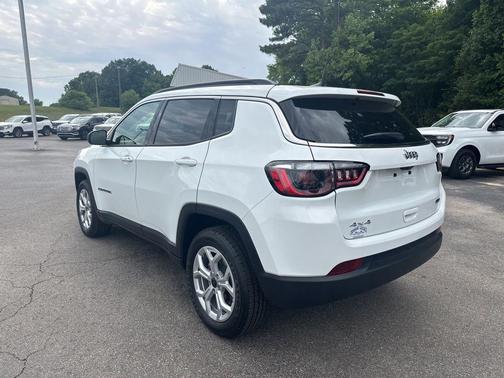 Bright White Clearcoat 2025 Jeep Compass Latitude