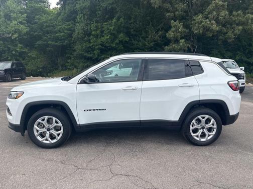 Bright White Clearcoat 2025 Jeep Compass Latitude