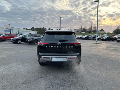 2023 Nissan Pathfinder SL 4WD