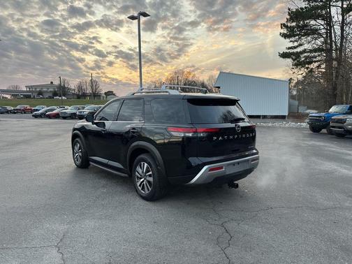 2023 Nissan Pathfinder SL 4WD