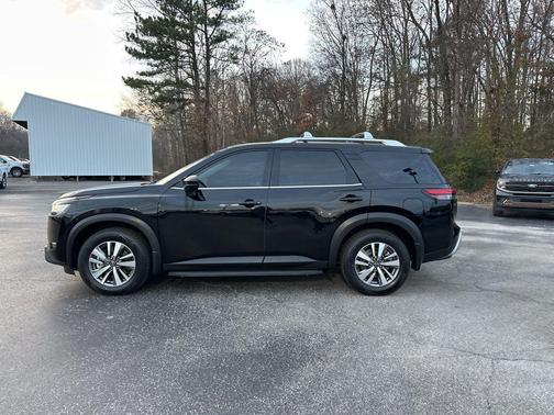 2023 Nissan Pathfinder SL 4WD