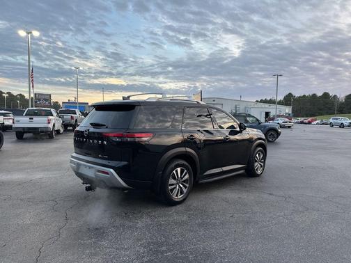 2023 Nissan Pathfinder SL 4WD