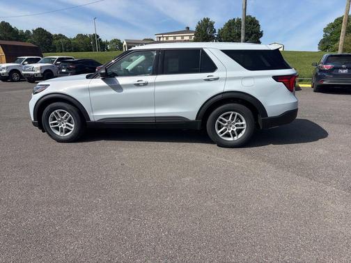 Space White Metallic 2026 Ford Explorer Active