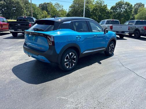 Arctic Ice Blue Metallic/Super Black 2025 Nissan Kicks SR