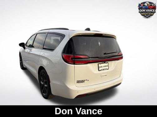 Bright White Clearcoat 2026 Chrysler Pacifica L