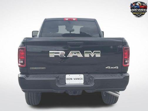 Diamond Black Crystal Pearlcoat 2026 RAM 2500 Big Horn Crew Cab 4x4 6'4' Box