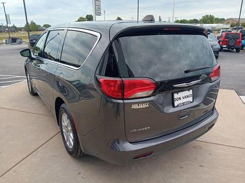 2022 Chrysler Voyager LX