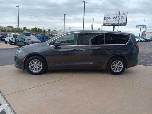 2022 Chrysler Voyager LX