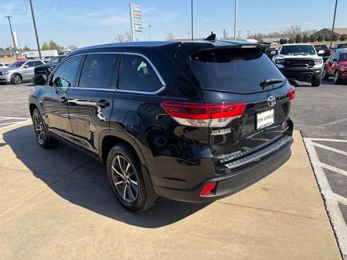 Midnight Black Metallic 2019 Toyota Highlander XLE