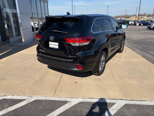 Midnight Black Metallic 2019 Toyota Highlander XLE