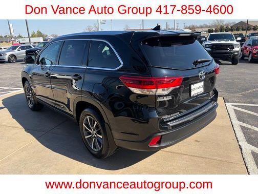 Midnight Black Metallic 2019 Toyota Highlander XLE