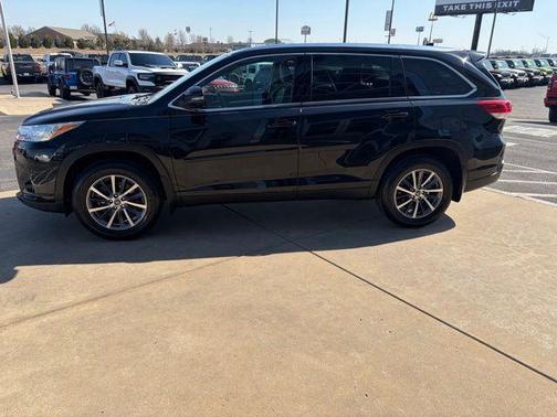 Midnight Black Metallic 2019 Toyota Highlander XLE
