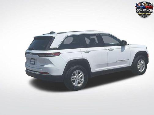 Bright White Clearcoat 2023 Jeep Grand Cherokee Laredo