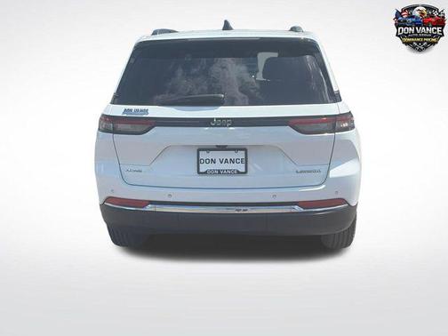 Bright White Clearcoat 2023 Jeep Grand Cherokee Laredo