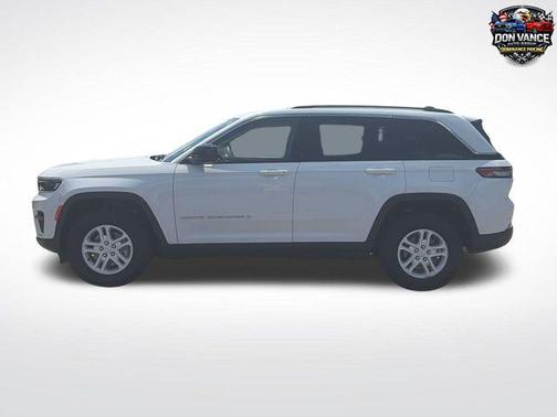 Bright White Clearcoat 2023 Jeep Grand Cherokee Laredo
