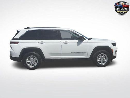 Bright White Clearcoat 2023 Jeep Grand Cherokee Laredo