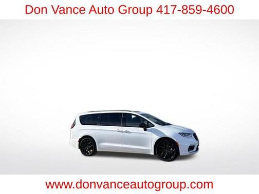 Bright White Clearcoat 2025 Chrysler Pacifica Limited