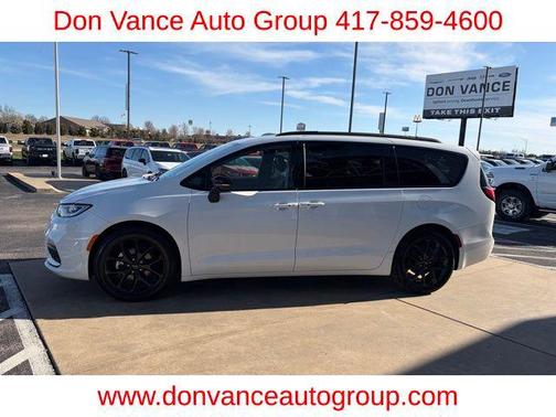 Bright White Clearcoat 2025 Chrysler Pacifica Limited