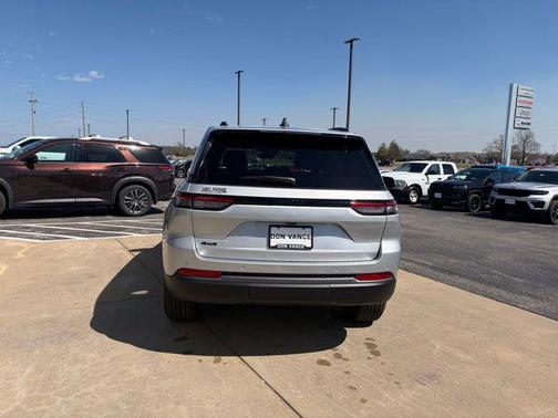2026 Jeep Grand Cherokee Altitude
