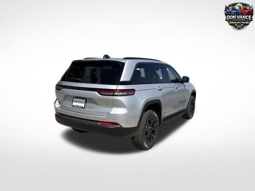 Silver Zynith 2026 Jeep Grand Cherokee Altitude