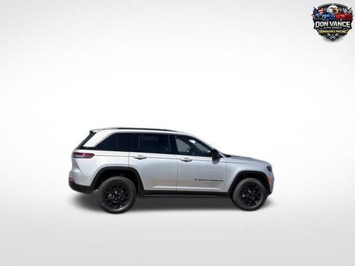 Silver Zynith 2026 Jeep Grand Cherokee Altitude