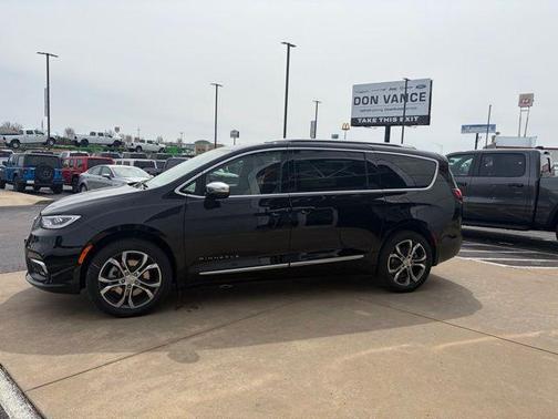 Diamond Black Crystal Pearlcoat 2026 Chrysler Pacifica L