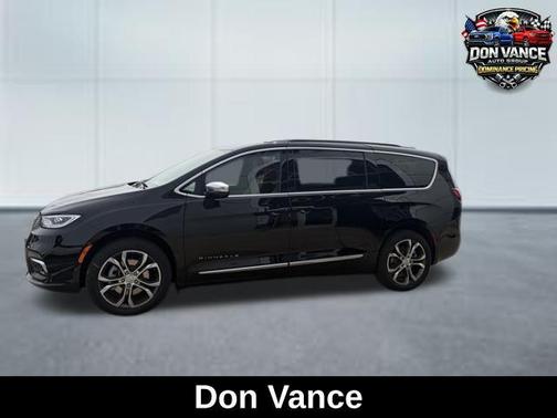 Diamond Black Crystal Pearlcoat 2026 Chrysler Pacifica L