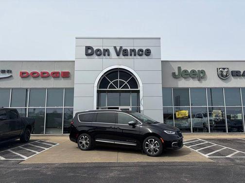 Diamond Black Crystal Pearlcoat 2026 Chrysler Pacifica L