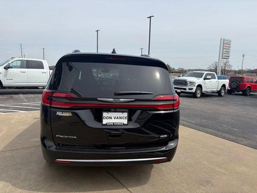 Diamond Black Crystal Pearlcoat 2026 Chrysler Pacifica L