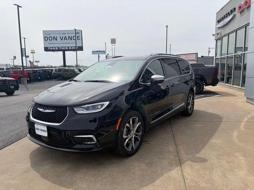 Diamond Black Crystal Pearlcoat 2026 Chrysler Pacifica L