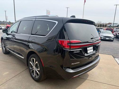 Diamond Black Crystal Pearlcoat 2026 Chrysler Pacifica L