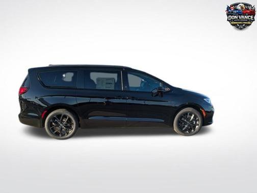 Diamond Black Crystal Pearlcoat 2026 Chrysler Pacifica Limited