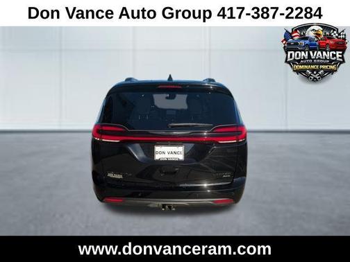 Diamond Black Crystal Pearlcoat 2026 Chrysler Pacifica Limited