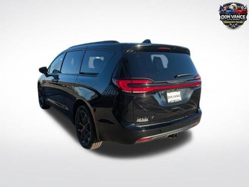 Diamond Black Crystal Pearlcoat 2026 Chrysler Pacifica Limited